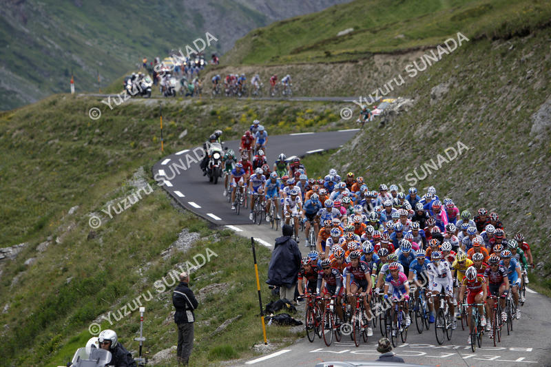Peloton on Col Agnel015p.jpg